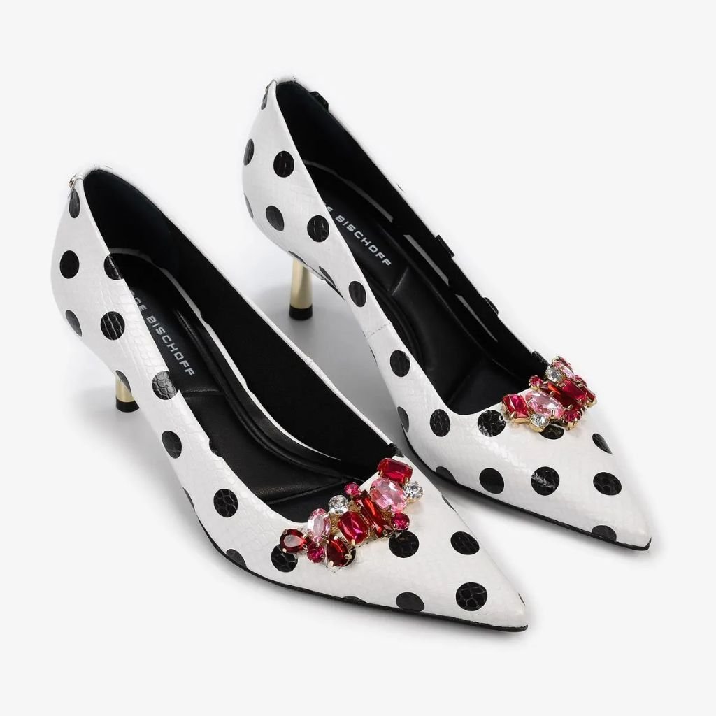 Scarpin Petit Poá Branco Preto Salto Médio Pedrarias Couro Poá